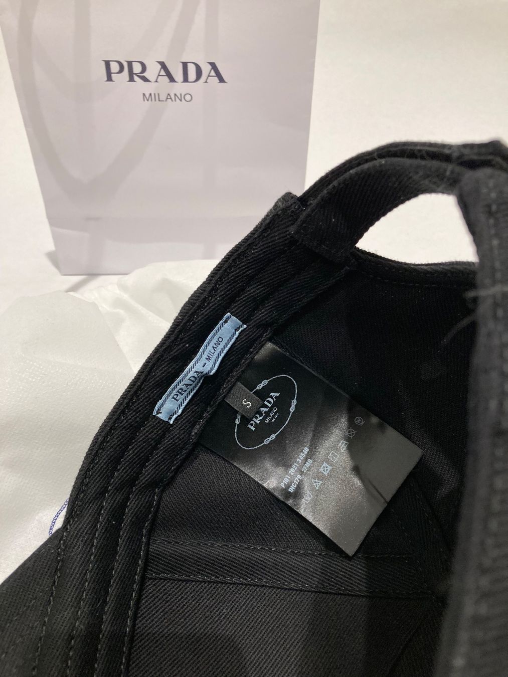 Prada Copricapi, berretti & cappellini: Prada hut 57 – Usato da Paradiso venduto da Kayakara 4