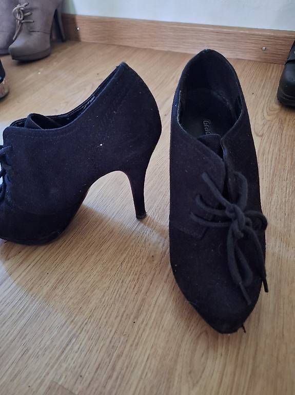 Scarpe da donna: Schwarzer schuh mit absatz 36 – Usato da Arlesheim venduto da gligli01