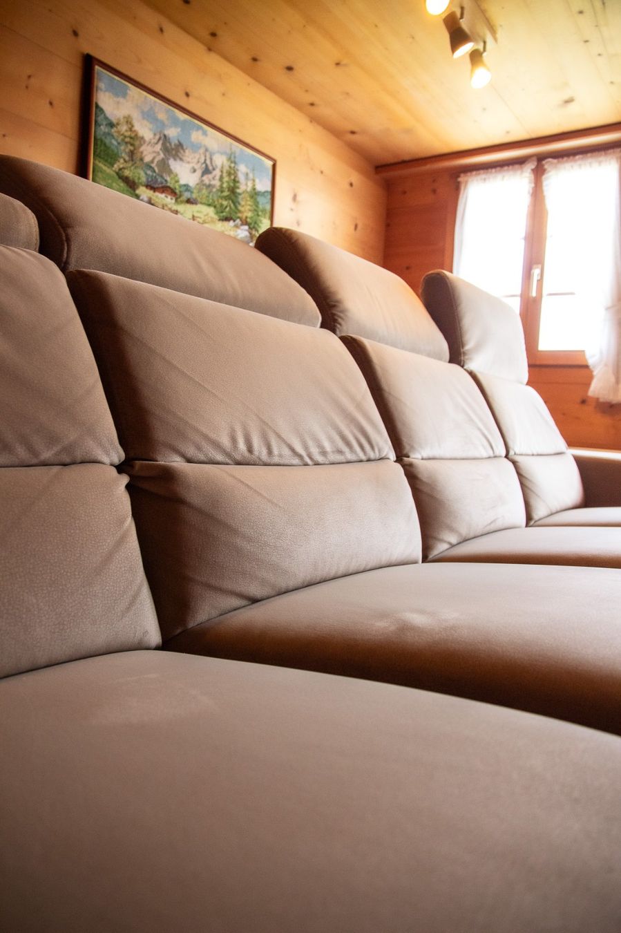 Sofas: SOFA / 4-Sitzer Relaxsofa mit elektrischer Verstellung – Gebraucht aus Hasliberg Wasserw von Tan. 4