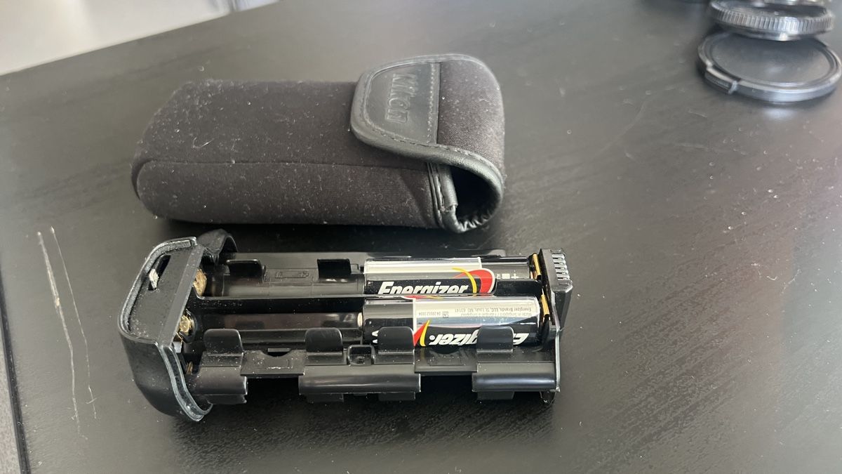 Nikon Batterie: Nikon MS-D14 Batteriegriff / Multi-Power Battery Pack Top! – Usato da La Punt Chamues-ch venduto da mhaefu