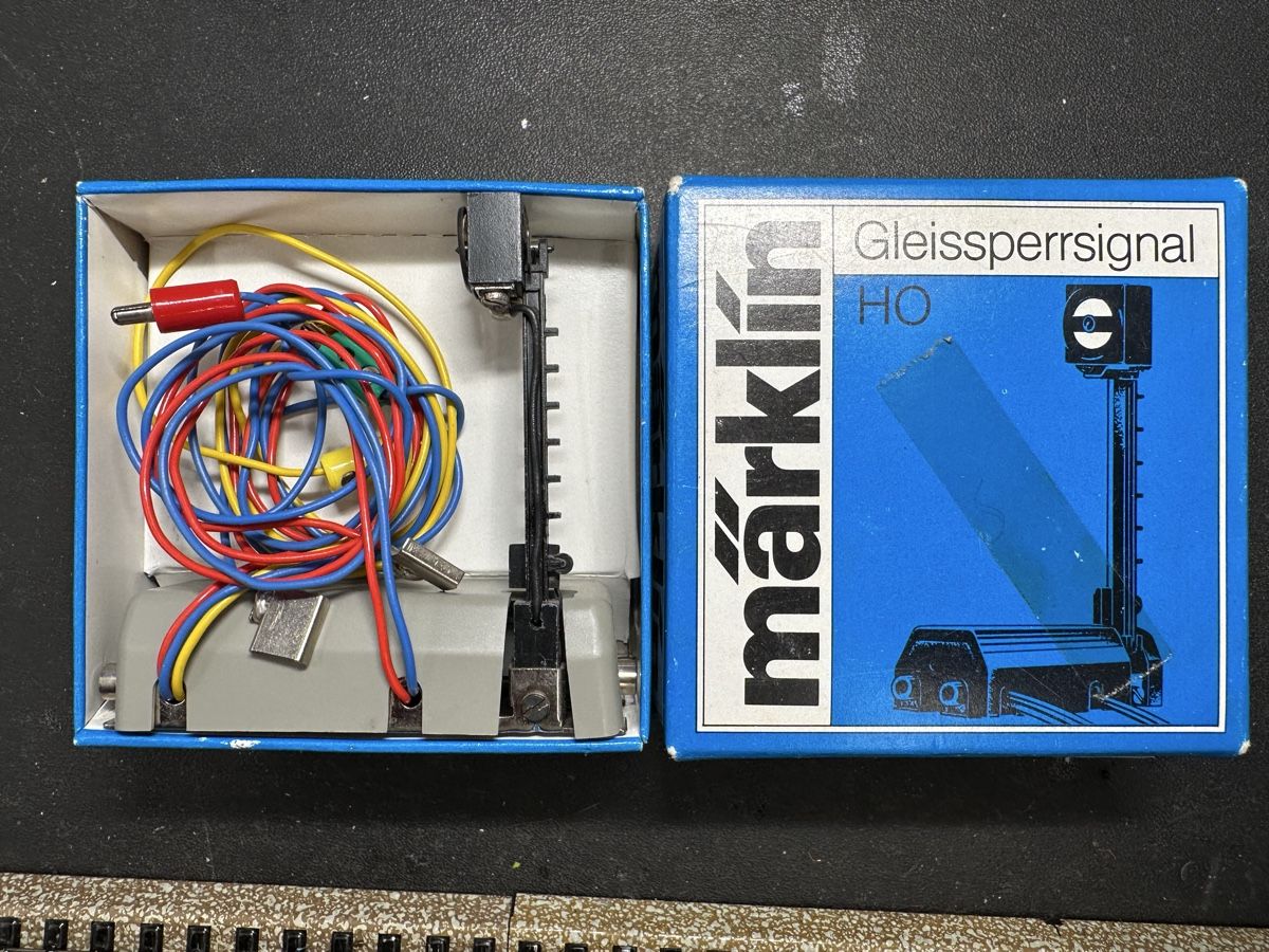 Märklin Modelleisenbahnen: Märklin 7042 Gleissperrsignal – Gebraucht aus Lupsingen von New-Haven 1