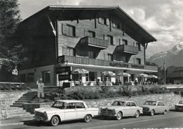 Flüelen   UR  -  Gasthaus TOURIST  und alte Autos
