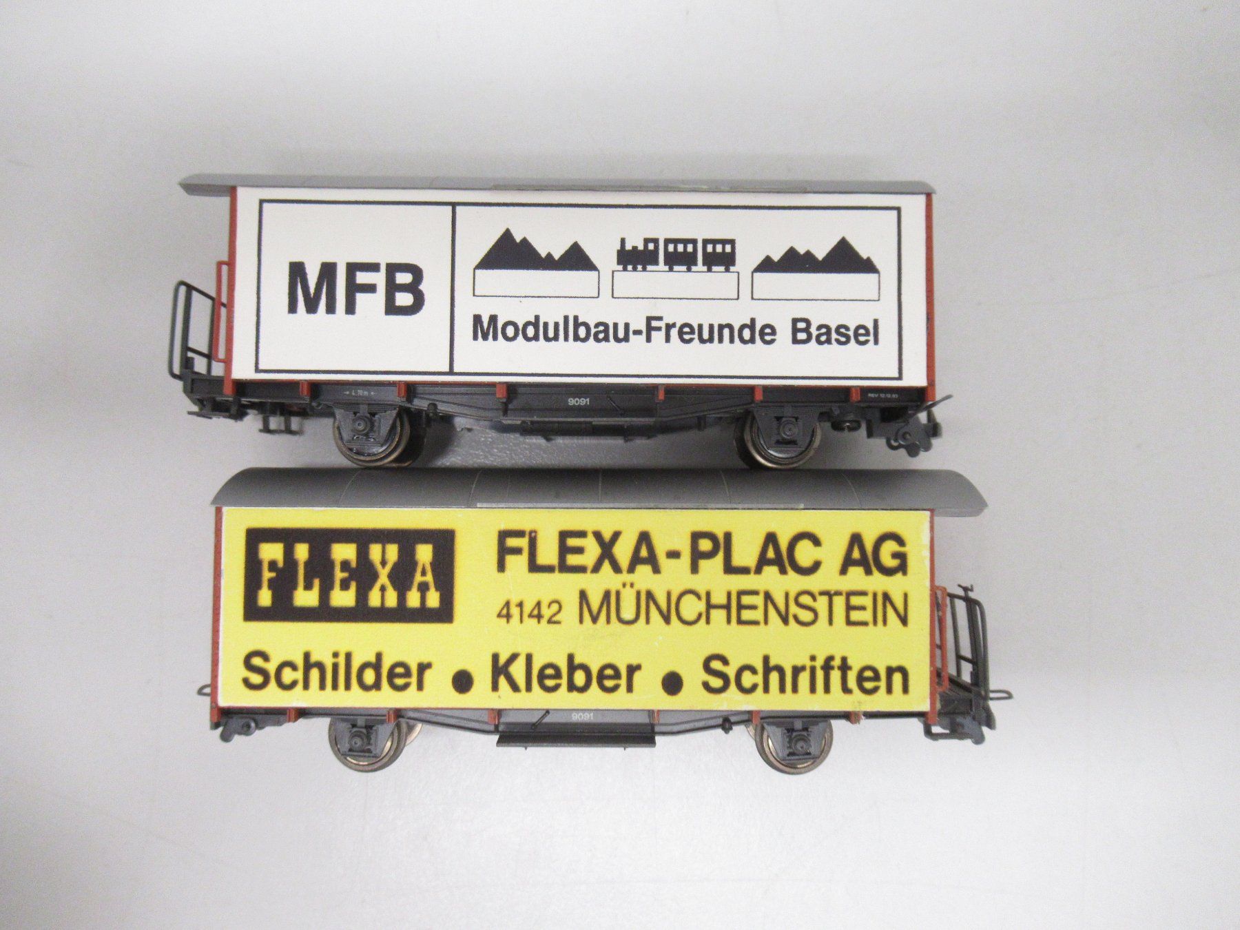 Bemo Modelleisenbahnen: Bemo H0m Gedeckte Güterwagen mit Flexa-Plac und MFB Werbung – Gebraucht aus Basel von mhmarken 1