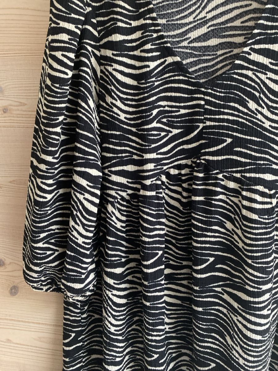 Primark Vestiti: Kleid mit schönem schwarz-weiss Muster – Usato da Basel venduto da riesther 1
