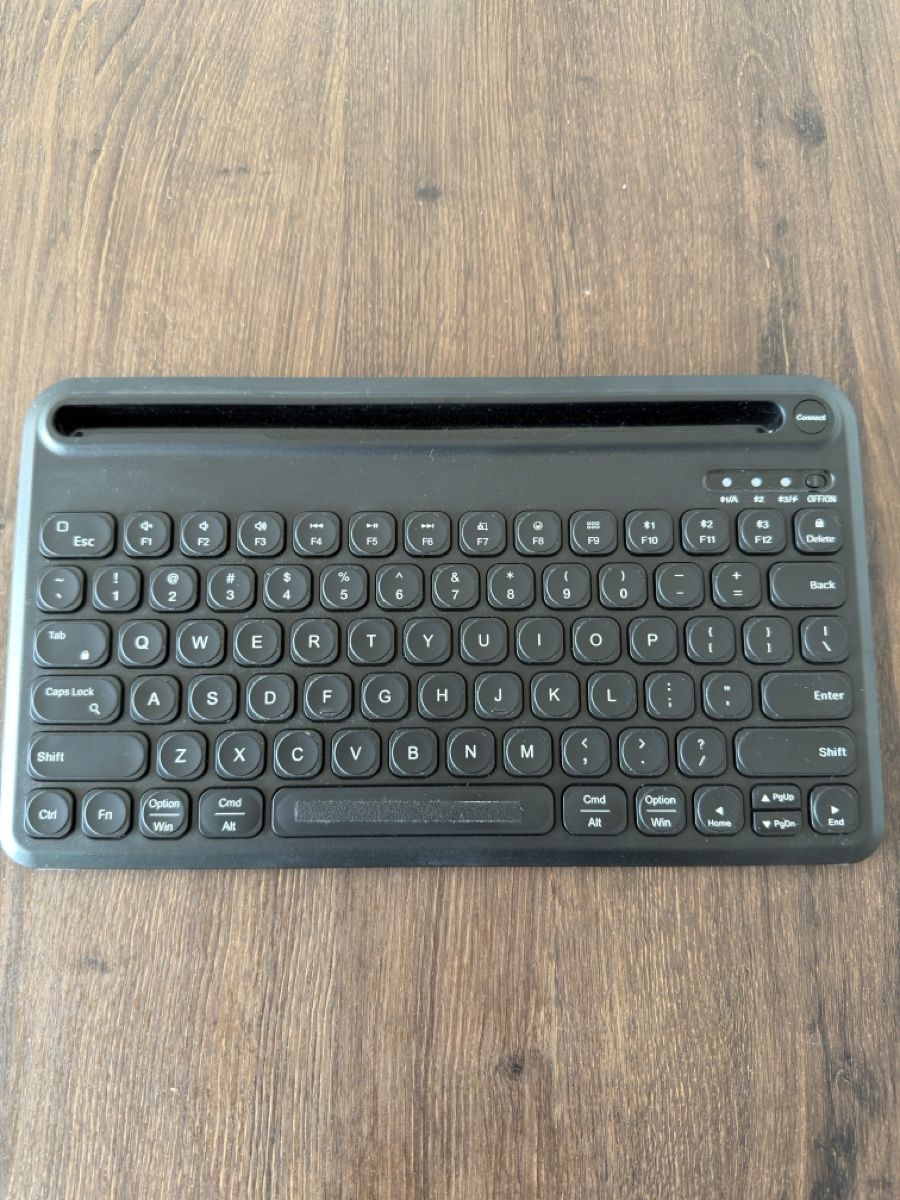 Tastaturen: Wireless Bluetooth Keyboard - Compact & Portable, Black – Gebraucht aus Zürich von Rocola26 1