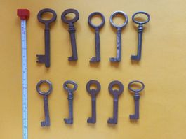 Lot de 10 diverses anciennes clefs