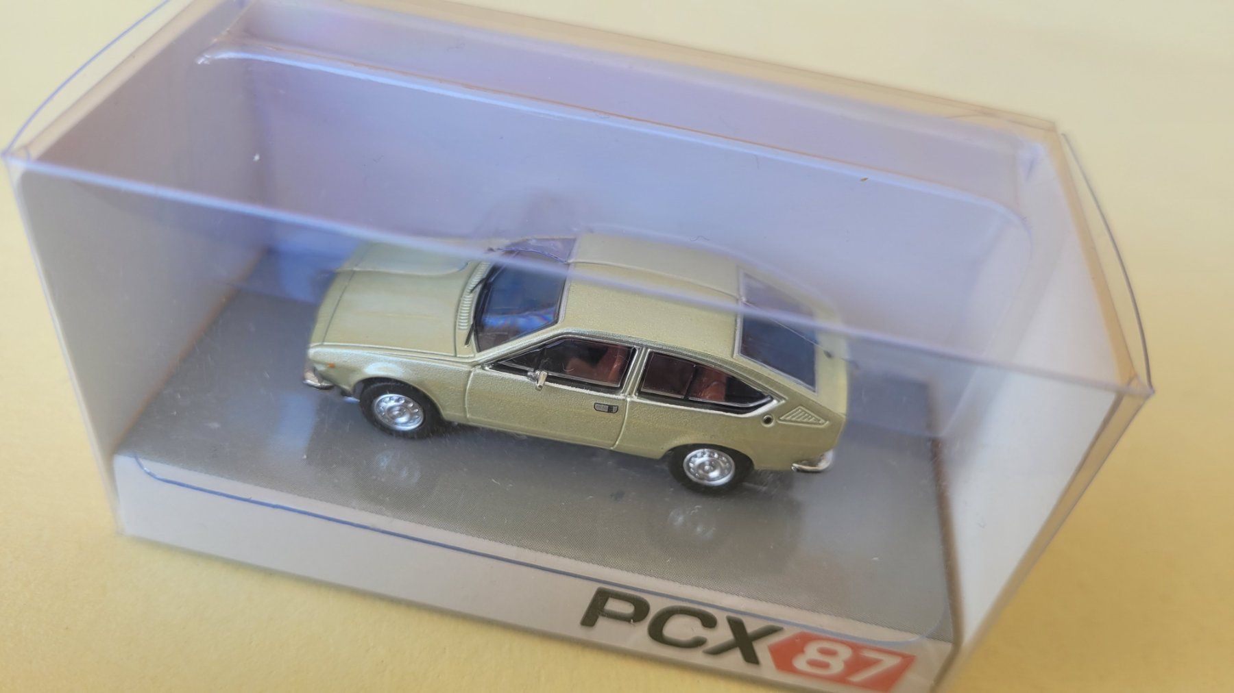 Alfa Romeo Modellini d'auto: Alfa Romeo Alfetta GT 1:87 PCX87 – Nuovo e nell'imballaggio originale da Domdidier venduto da Bimbo57 2