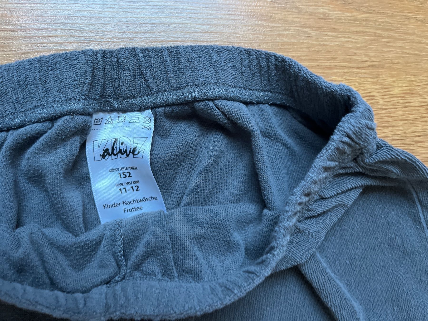 Pyjamas & Ähnliches: Lot pyjamas chauds (taille 152) – Gebraucht aus Genève von fyshbird 4