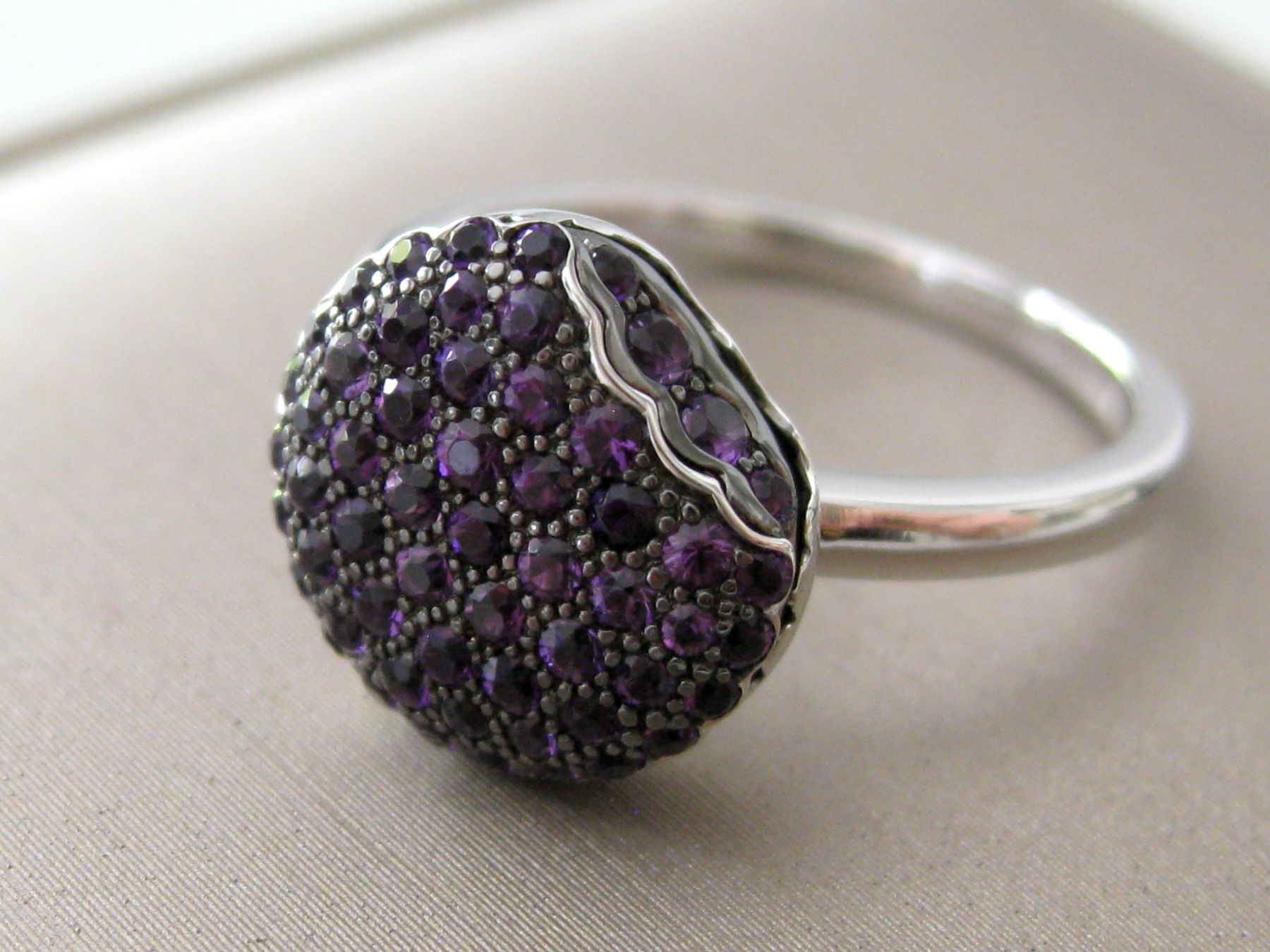 Boucheron Anelli: Bague Boucheron "Tentation Macaron", ornée d’améthystes. – Nuovo (secondo la descrizione) da Geneve venduto da iBest 1