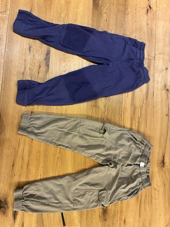 Zwei Kinderhosen Grösse 122 dunkelblau und beige gebraucht