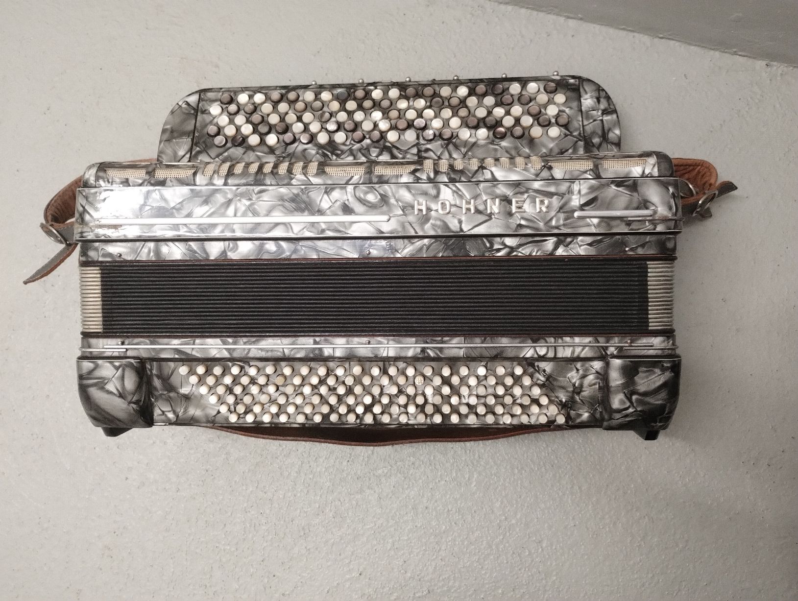 Hohner Musikinstrumente: Akkordeon Hohner mit Koffer – Gebraucht aus Zürich von danihell