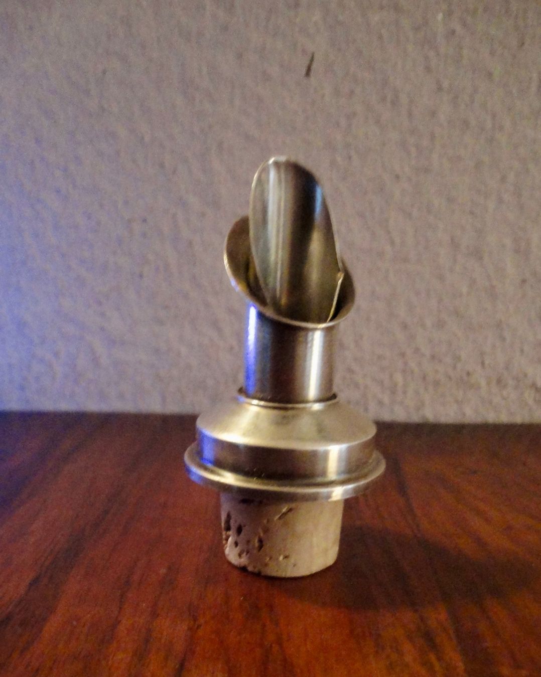 Apribottiglie & Tappi per chiusura: Weinausgiesser Silber Metall mit Korkzapfen. – Usato da wädenswil venduto da niki20