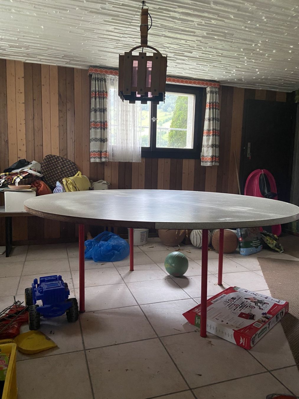 Tische: grosser runder Tisch – Gebraucht aus Schwyz von Steigern0 1