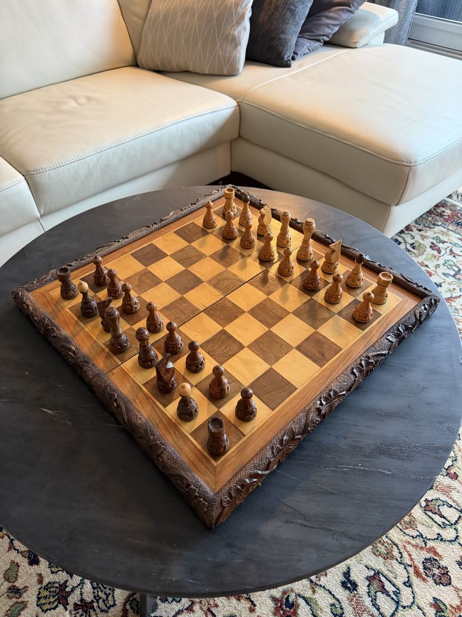 Spiele: Carved Wooden Chess Set – Neu (gemäss Beschreibung) aus Allenwinden von Ald1985