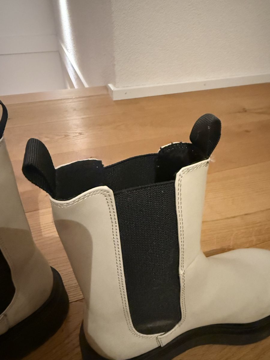 H&M Scarpe da donna:  Boots in Creme mit schwarzer Sohle  – Usato da Luzern venduto da sydney01. 1