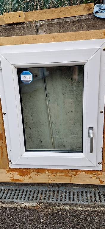 Fenêtres: FENÊTRES PVC DOUBLE VITRAGE  EXCELLENT ÉTAT – D'occasion à Fontaines NE par TinaMehta