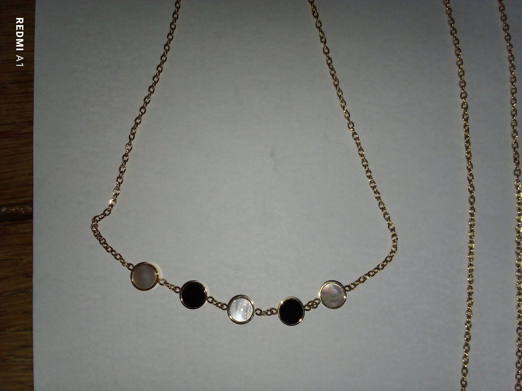 Colliers: Collier mir Perlmutt-Blüten SoCharm – Neuf (Voir description) à Beride d. Bedigli. par Connina