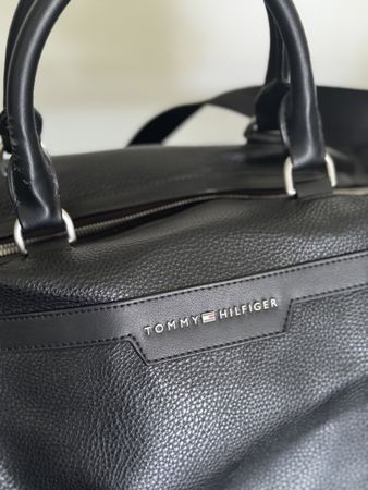 Tommy Hilfiger Weekender / Reisetasche – Schwarz, Lederoptik