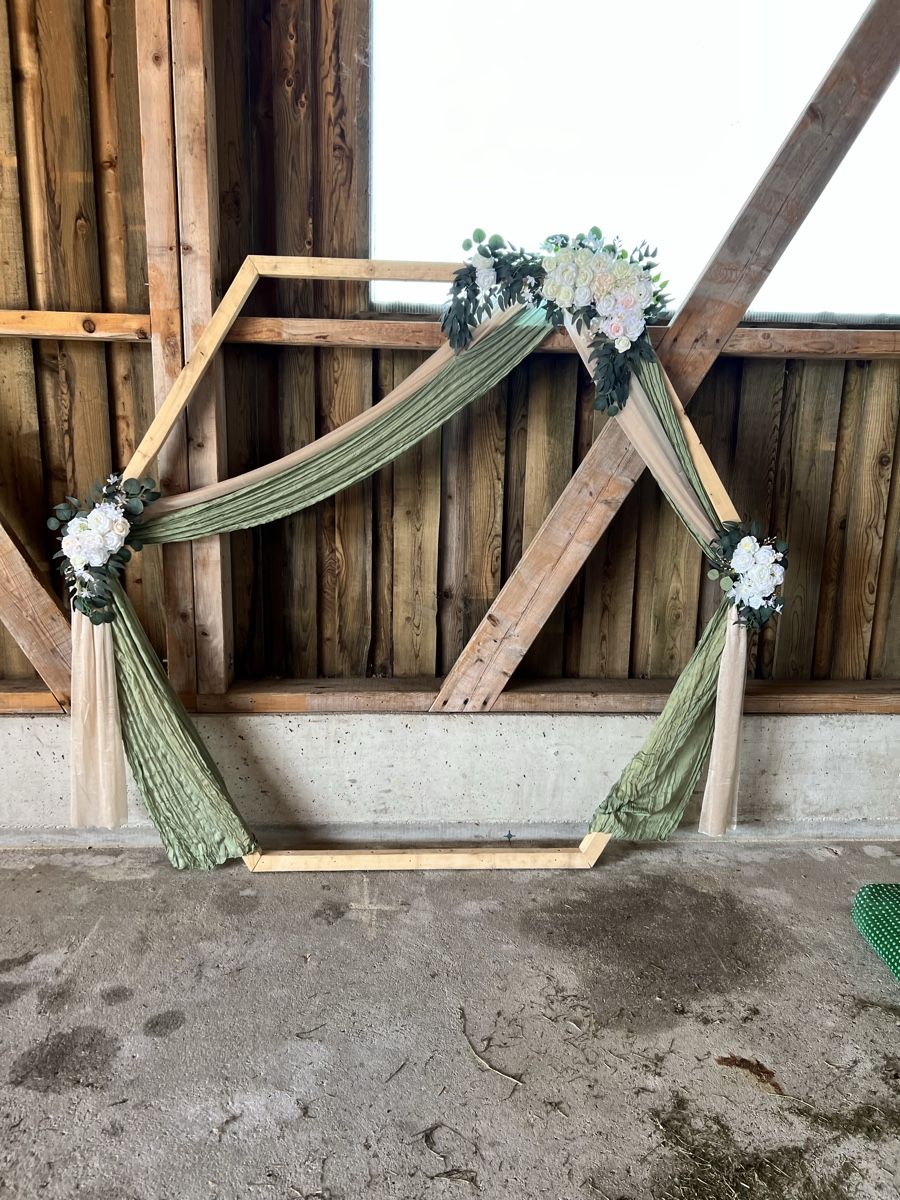 Tutte le decorazioni: Arche de mariage avec fausses fleures  – Usato da La Ferrière venduto da TheFarming98 1