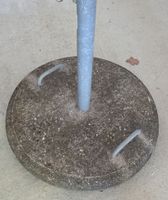 Robuster Sonnenschirmstaender aus Beton – Ideal fuer Garten