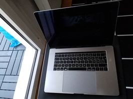 MacBook Pro 15" 2018 - 16GB RAM - 512 GB (inkl Ladekabel)