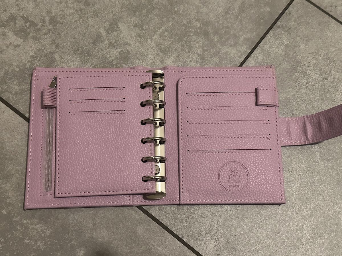 Portamonete: DE LUXE BINDER RINGBUCH A7 Neu Flieder – Nuovo e nell'imballaggio originale da Aadorf venduto da mel_5b9w 2