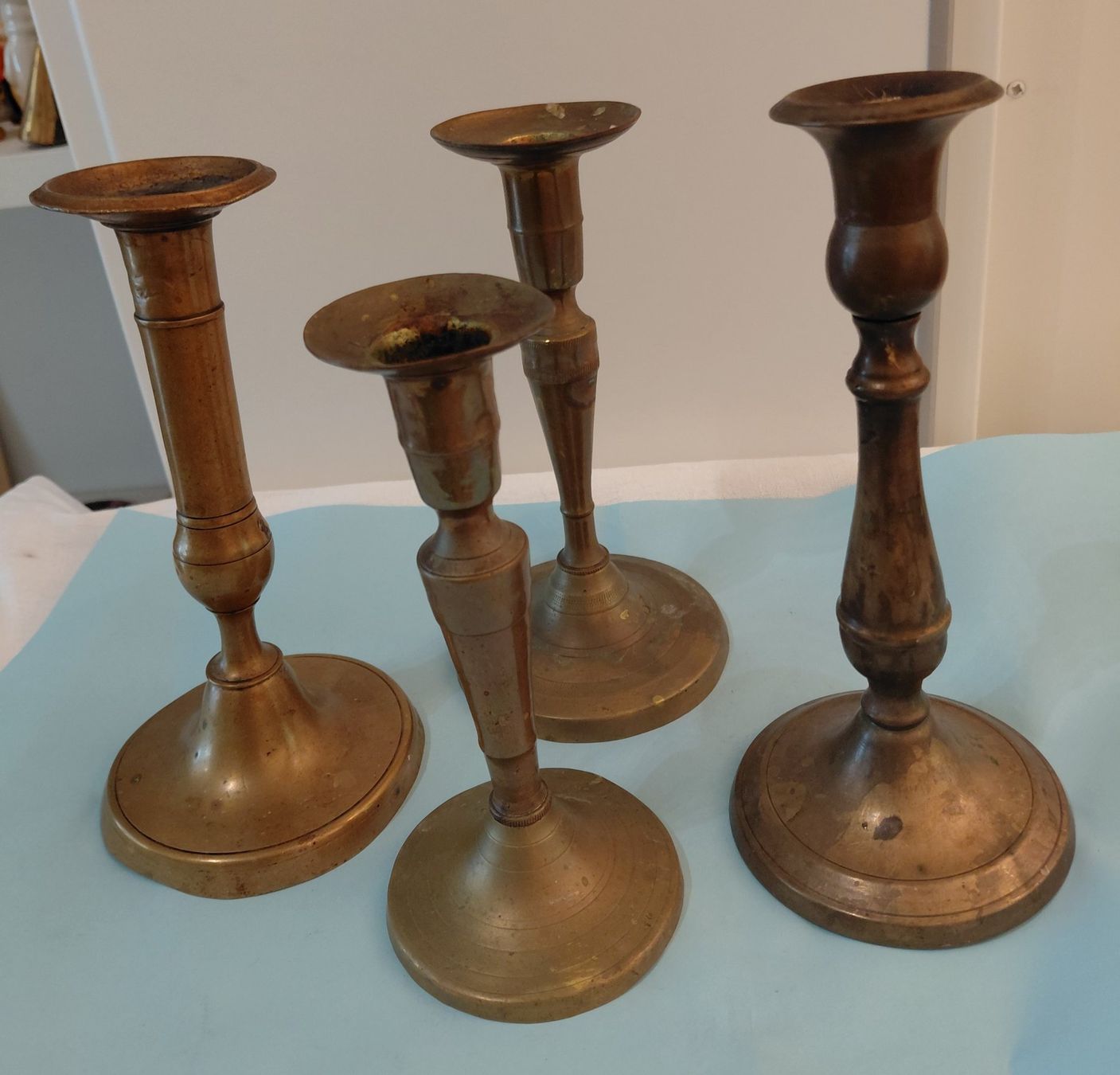 Portacandele: 4 antike Messing-Kerzenständer – Usato da Zürich venduto da Rosys