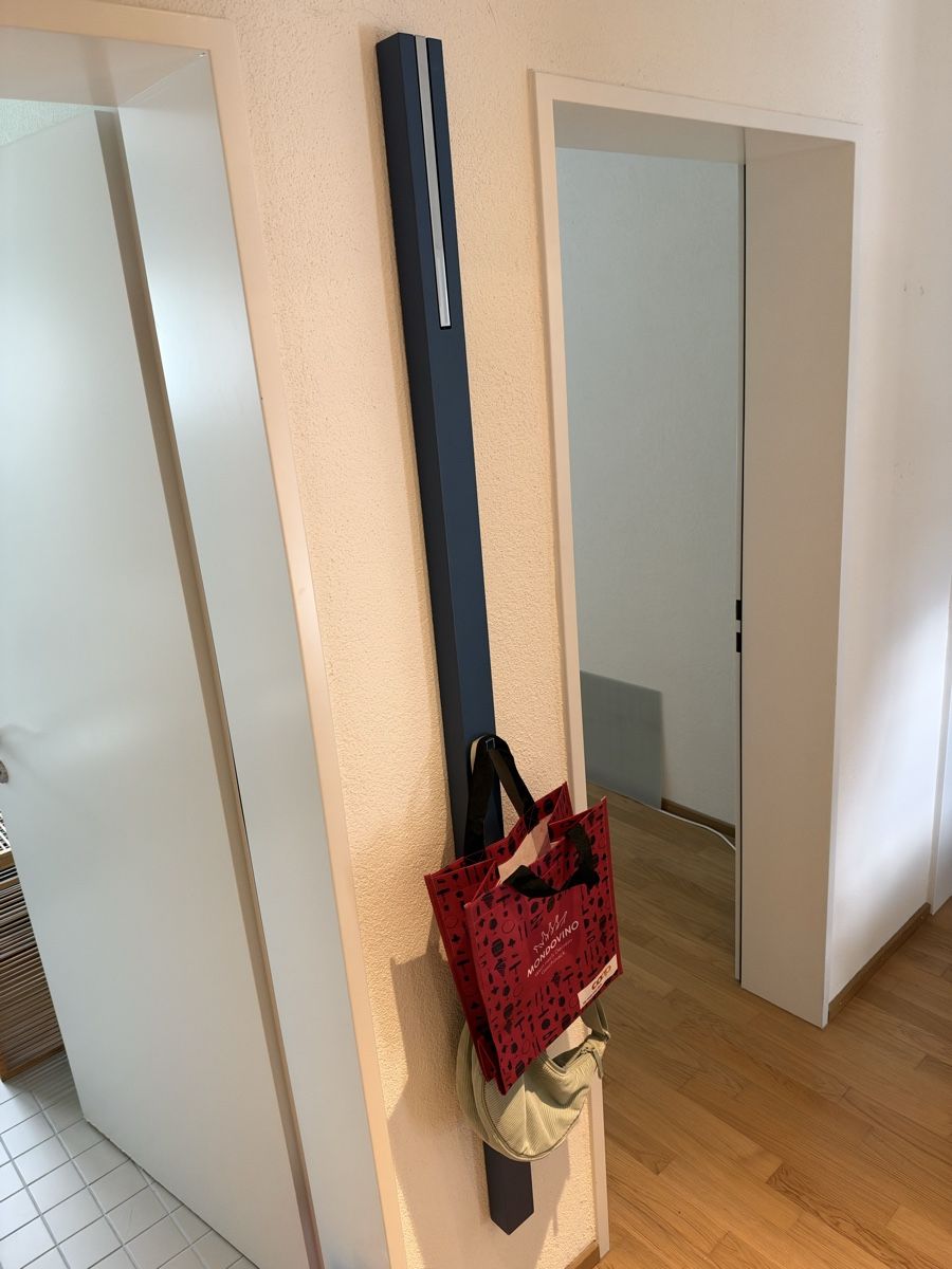 Porte manteau: Wall-mounted coat rack, dark blue, extendable arm – Neuf (Voir description) à Zürich par _lunapioggia 1