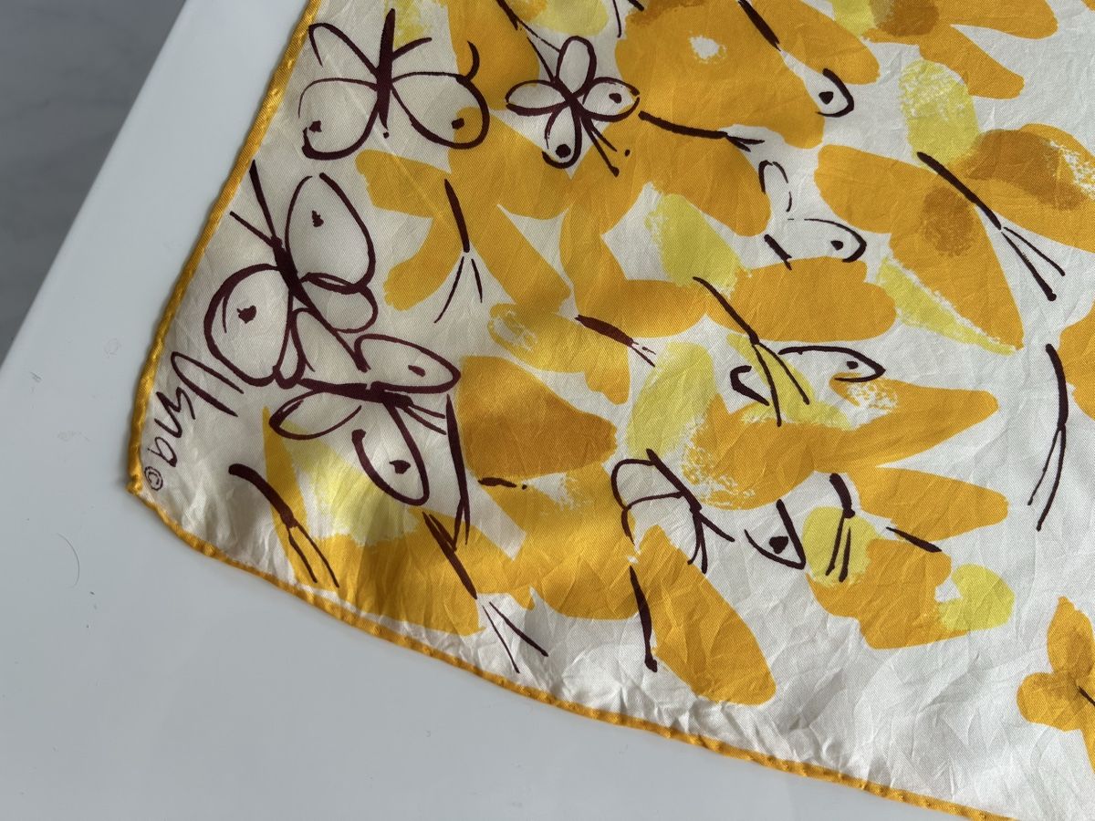Foulards & écharpes: Vana Scarf 100% Silk Yellow Butterfly Pattern Good Condition – Neuf (Voir description) à Saland par ele_vc96 1