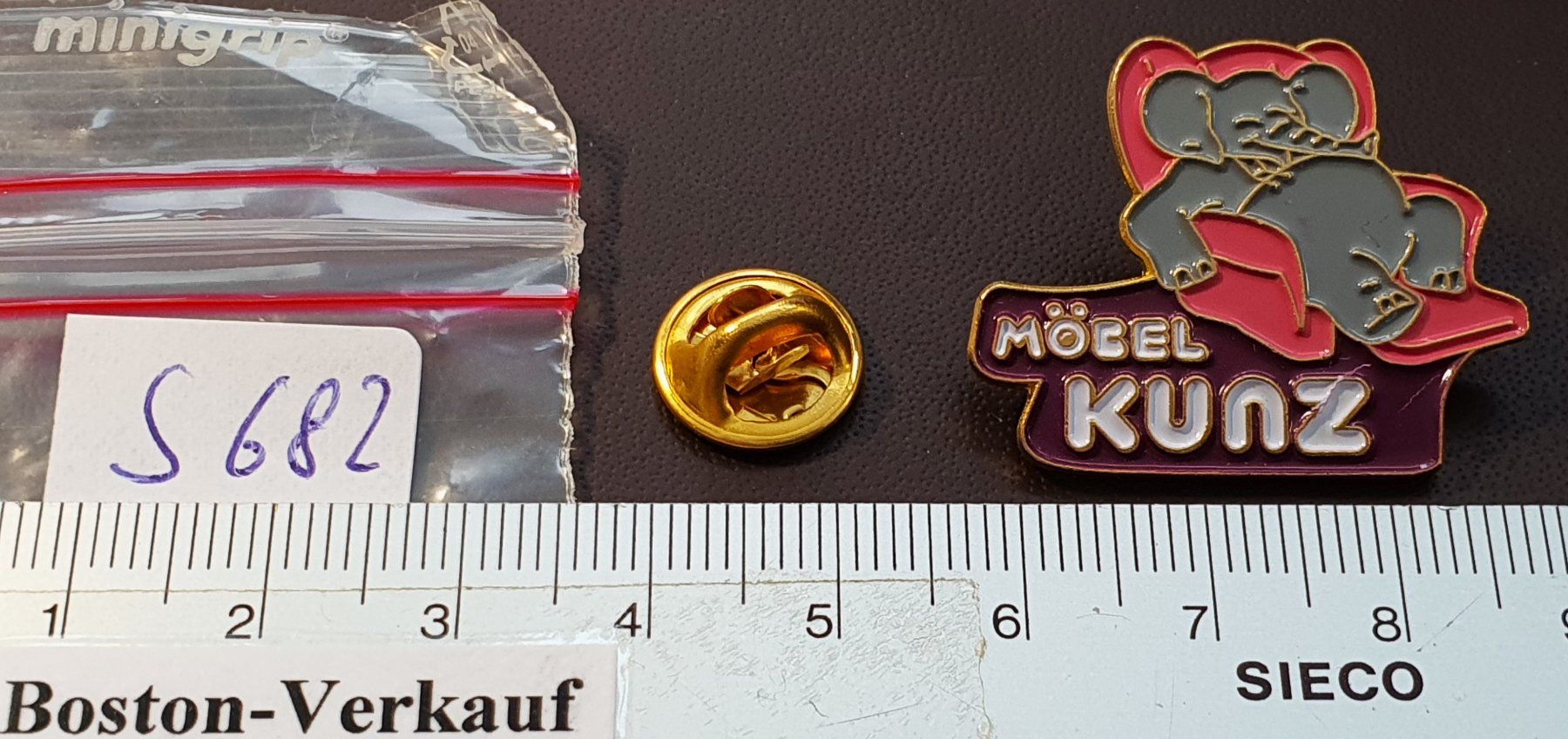 Plaketten & Abzeichen: S682 - Pin Elefand im Sessel Möbel Kunz – Gebraucht aus Reinach BL von Boston-Verkauf 1