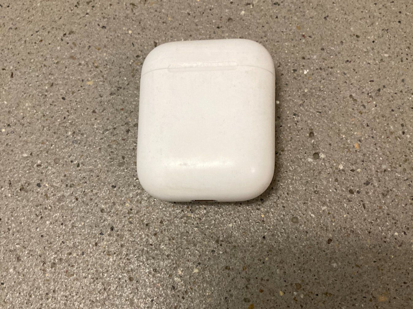Apple Cover & Protezioni schermo: AirPods Ladecase 2. Generation weiss gebraucht – Usato da Märstetten venduto da Twikech