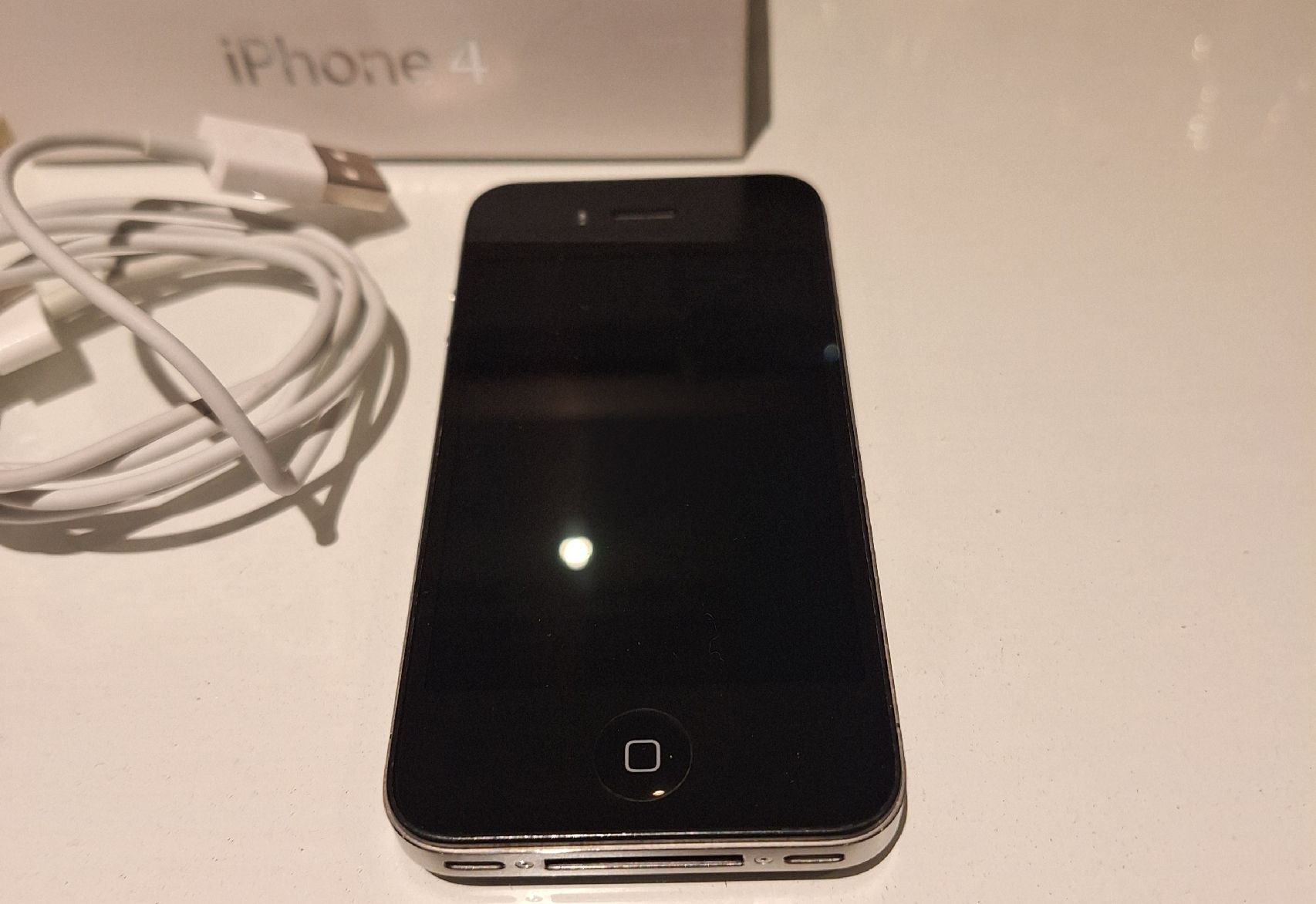 Apple Telefoni cellulari / Smartphones: Apple iPhone 4 schwarz Retro Smartphone mit Originalverp. – Usato da Sissach venduto da luvama 1