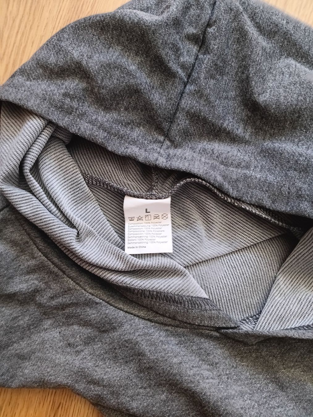 T-shirts: T shirt a  capuchon – Neuf avec emballage d'origine à Neuchâtel par den_7x9p 2