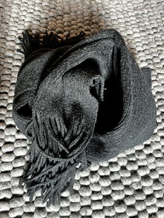 Flauschiger Dunkelgrauer Winter-Schal mit Fransen!