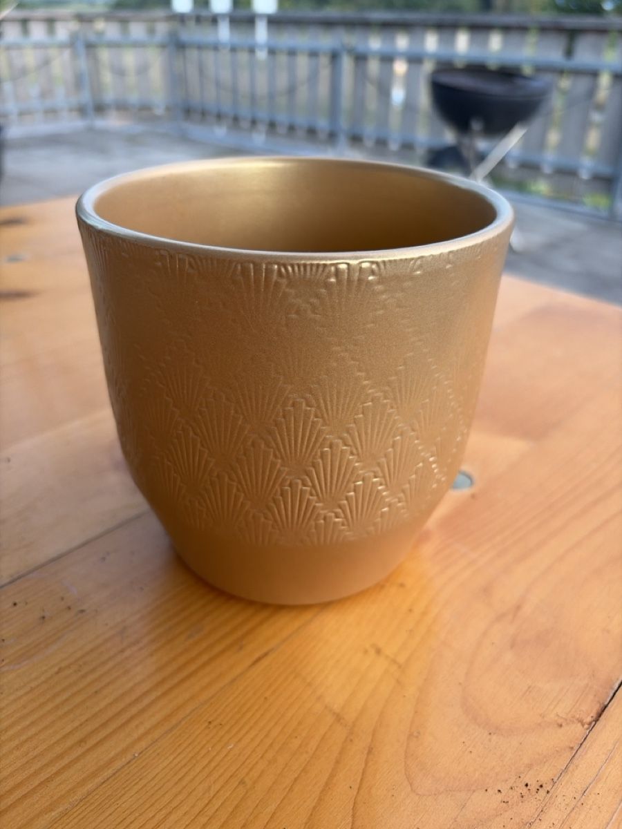 Pots de fleurs: Blumentopf goldfarben mit Muster guter Zustand – D'occasion à Opfershofen TG par dan_nxk8