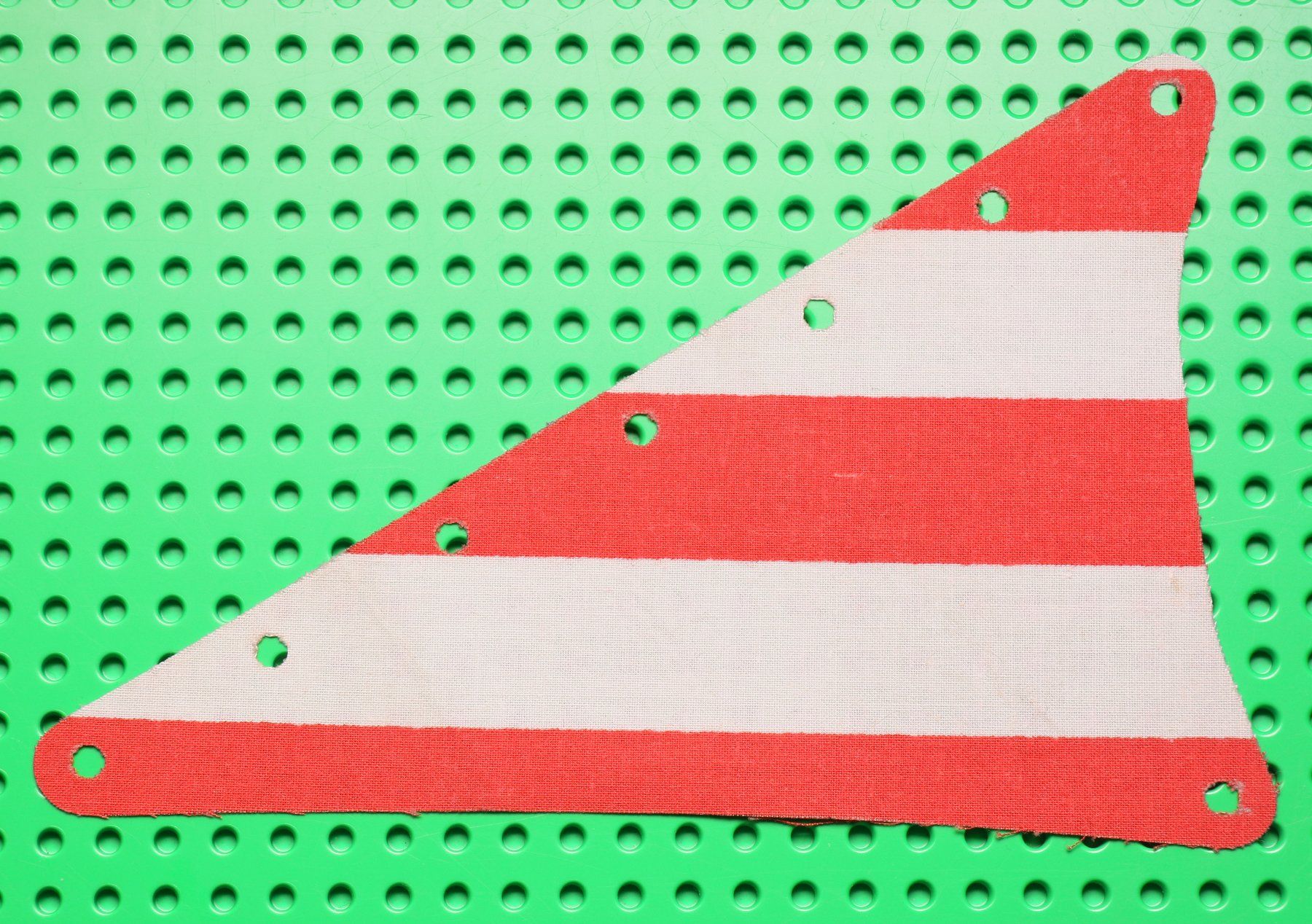 Lego Giocattoli: LEGO® Cloth Sail Triangular 14 x 22 with Red Thick Stripes – Usato da Hettlingen venduto da Scholi99 1