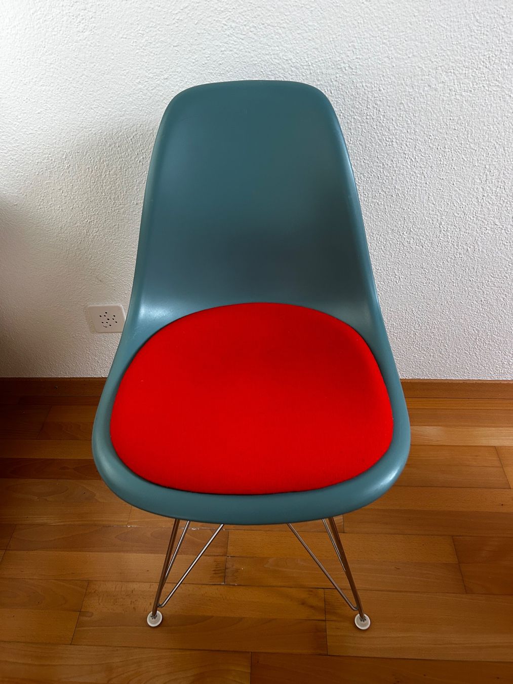 Vitra Sedie: Verkauft werden 8 Vitra Stuehle im Eames Stil – Usato da Männedorf venduto da din_9b25 3