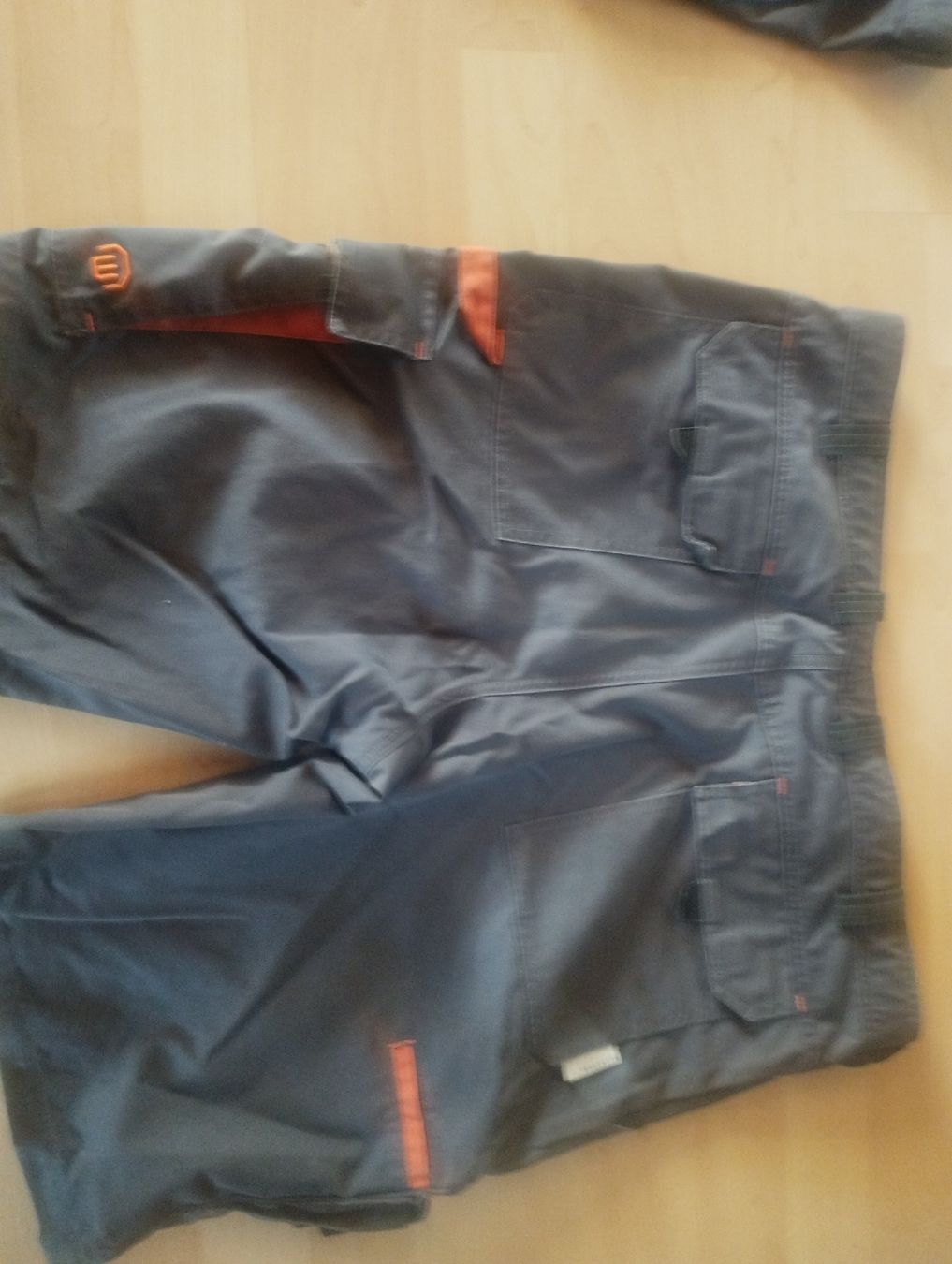 Lotti di vestiti: 3 gebrauchte Arbeitsshorts grau 54 – Usato da Zetzwil venduto da Schoggimus 2