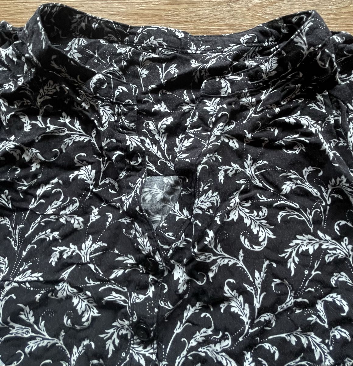 Blusen: Schwarze Bluse mit hübschem Muster / Gr M / Viskose – Gebraucht aus Biel/Bienne von LadyDita