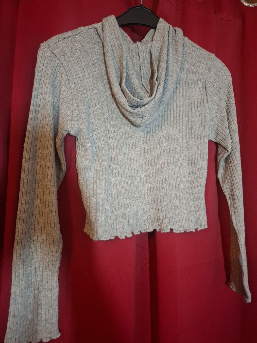 Top: Crop Top à Capuche "Today" Gris Chiné, Taille M – Usato da Riddes venduto da mim_qs5p 1
