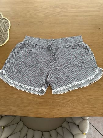 Pantaloncini a righe bianche e nere