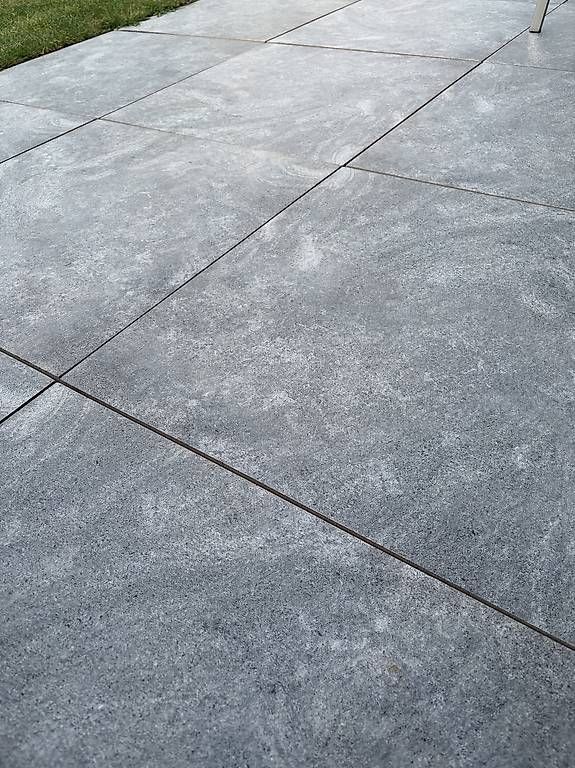 Rivestimenti per pavimenti: Gartenplatten Feinsteinzeug  Grau  Top Zustand – Usato da Gossau SG venduto da Automas 2