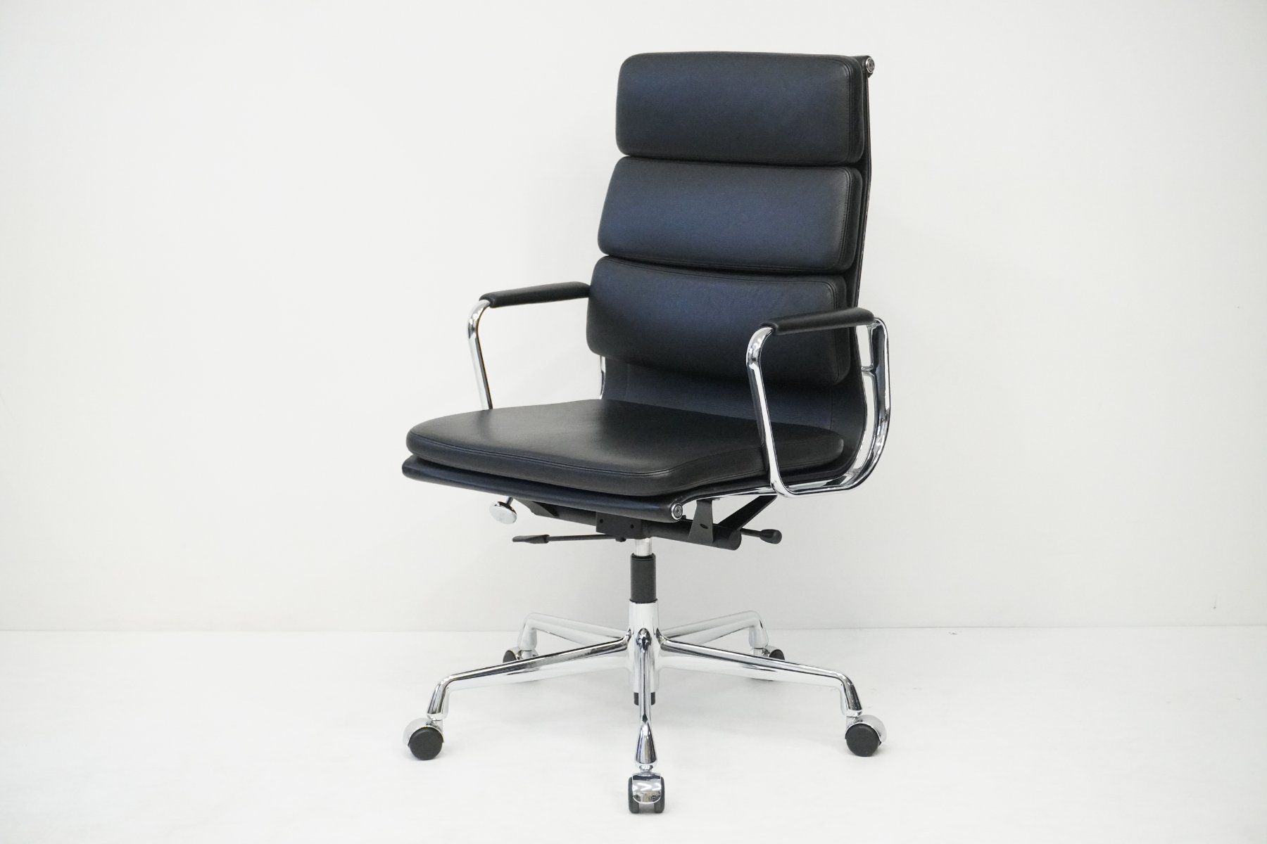 Vitra Sedie: Designklassiker Vitra Eames Soft Pad EA219 Leder schwarz – Usato da Bad Zurzach venduto da QLASSIQ 2
