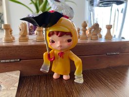 Sammelfigur "Journey in the Rain" mit Regenschirm gelb
