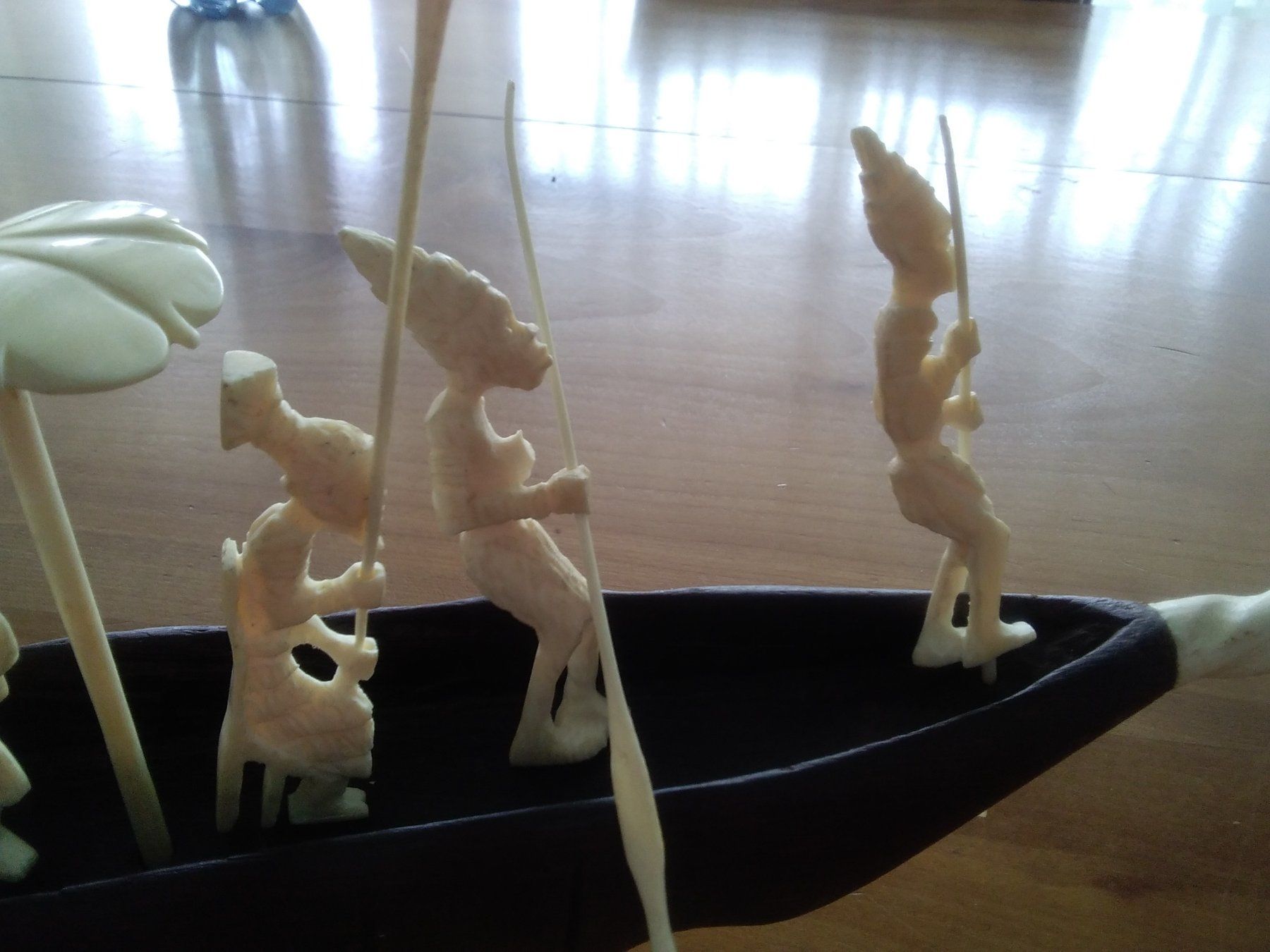 Figuren: ALTES RUDERBOOT MIT FIGUREN – Gebraucht aus Muri BE von Alk 1
