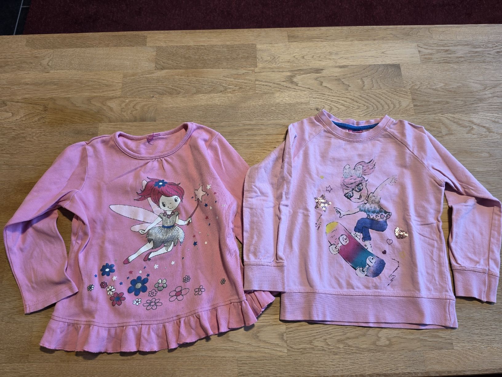 Maglioni & Felpe: 2 Pullover Set 104 rosa mit Fee Blumen Mädchen Skateboard – Usato da Bergdietikon venduto da Staphylococcus