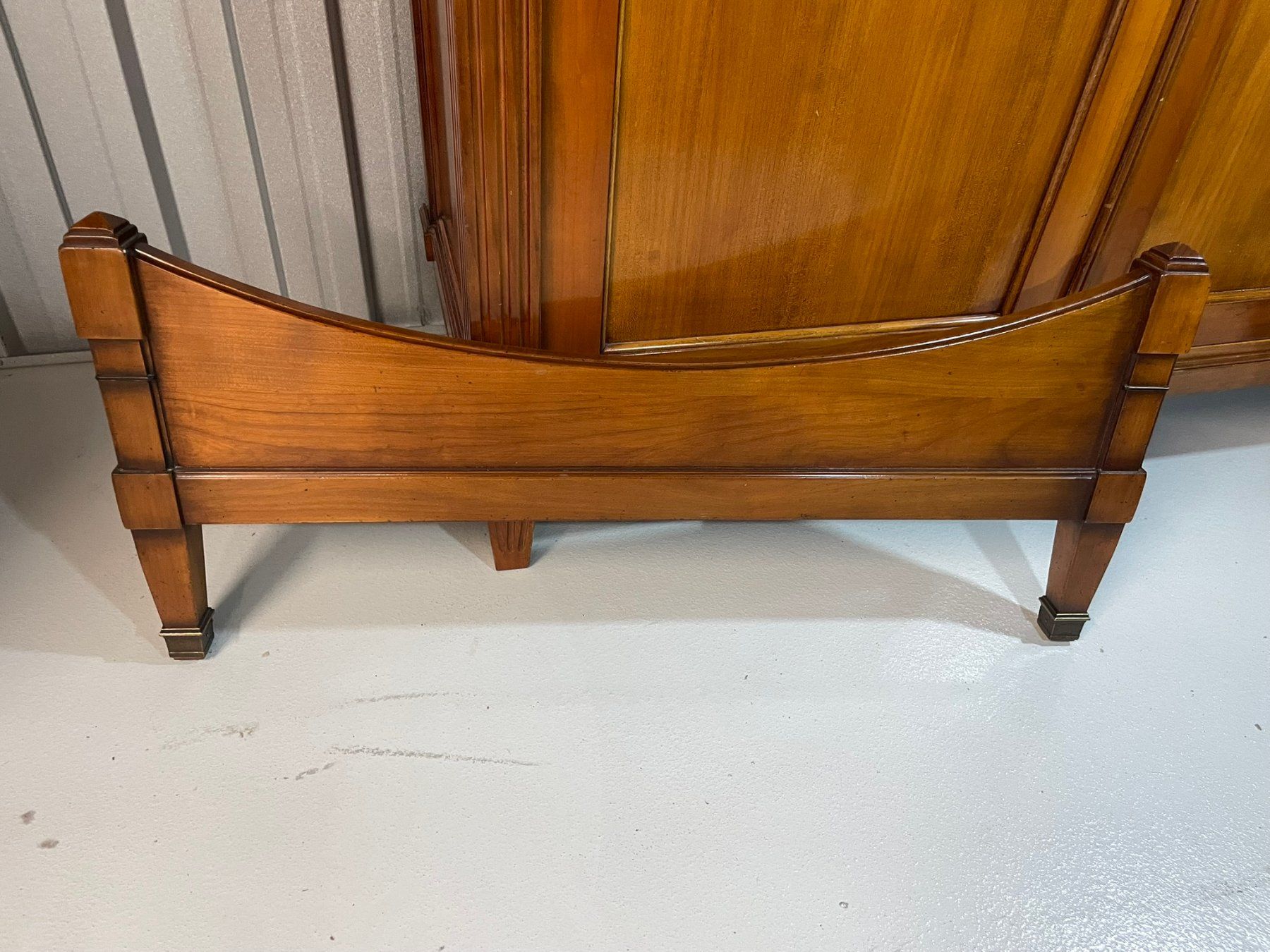 Letti: Chambre à coucher avec lits, commode et tables de chevet – Usato da Bussigny venduto da ch41 8
