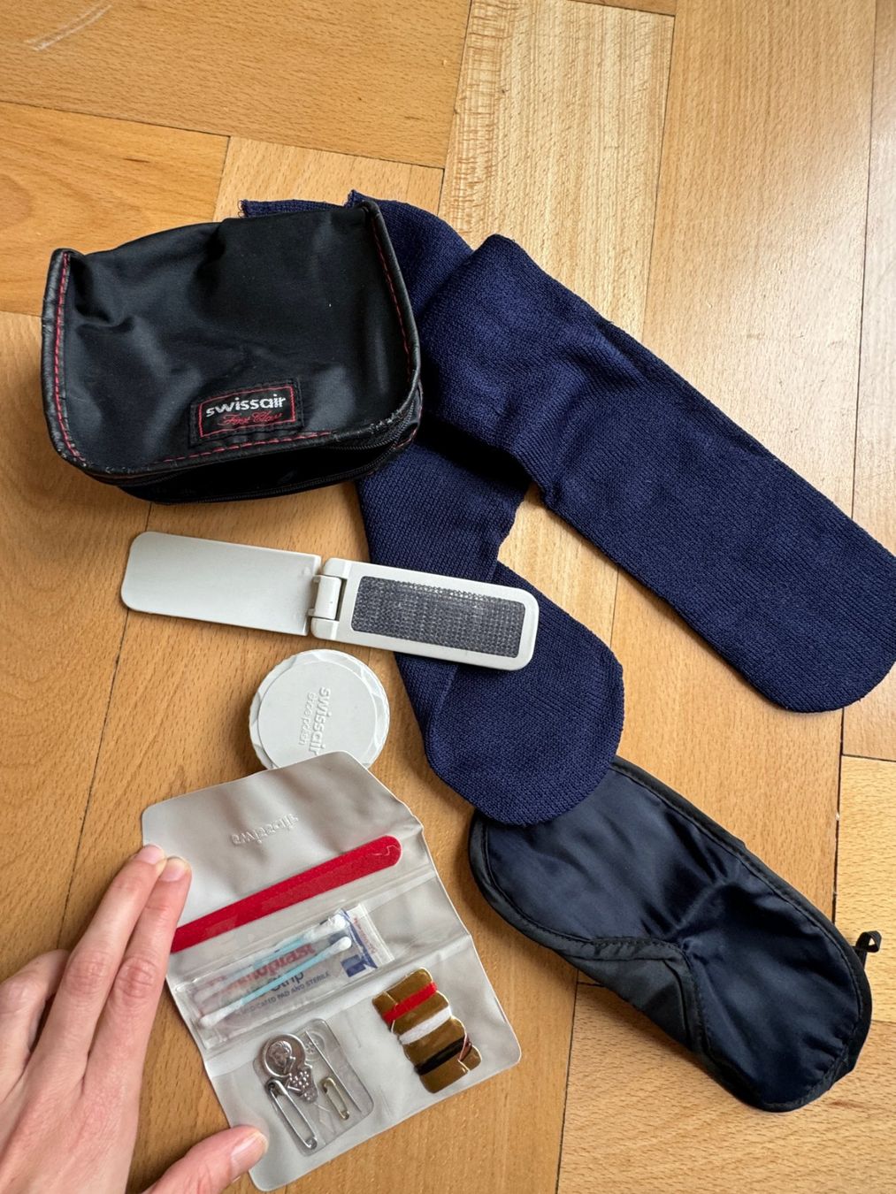 Custodie per cosmetici: Original Travel Kit First Class Swissair – Nuovo e nell'imballaggio originale da Zürich venduto da designloverin 1