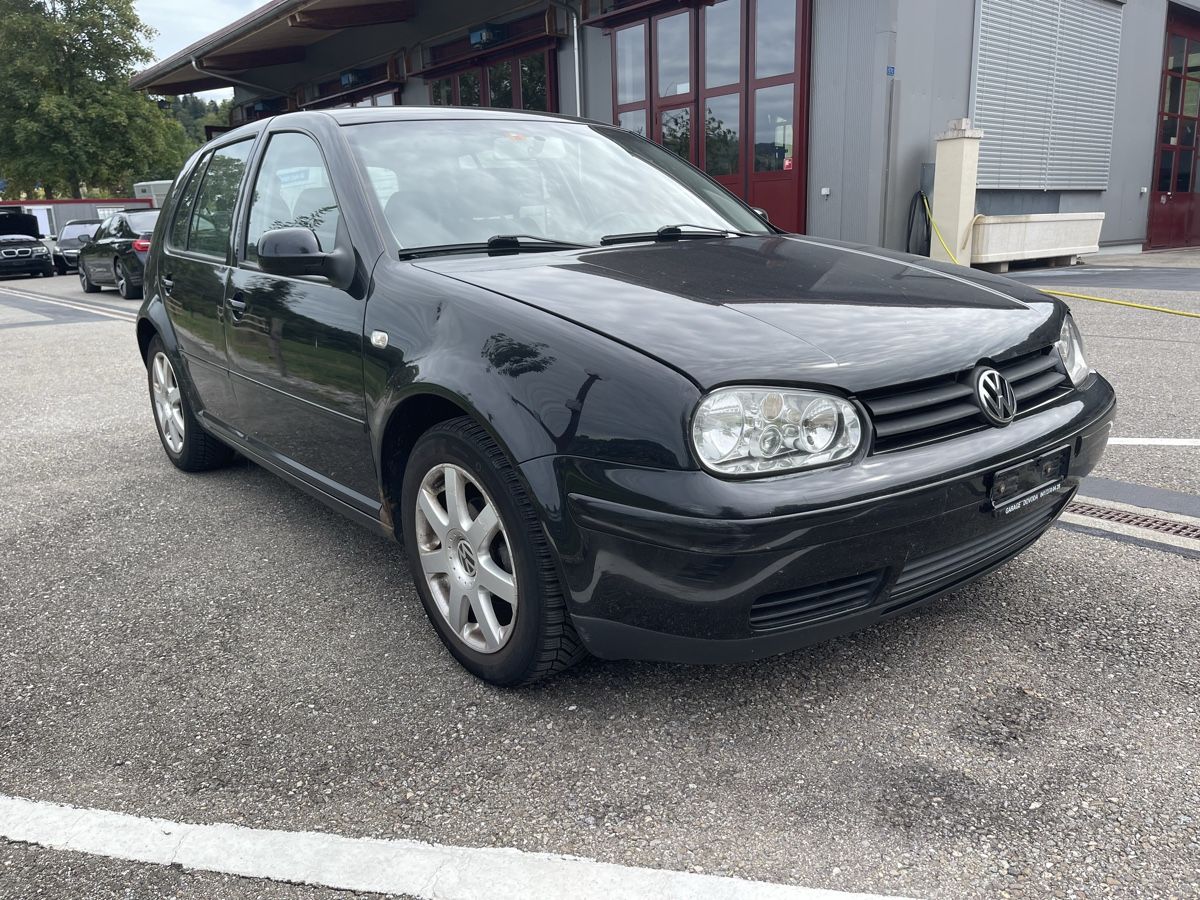 VW Automobili: Golf 1.6 Benzin – Usato da Spiez venduto da bertula 1