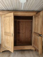 Alter Holzschrank